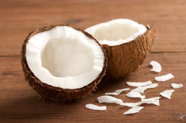 ahşap zemin üzerine Hindistan cevizi