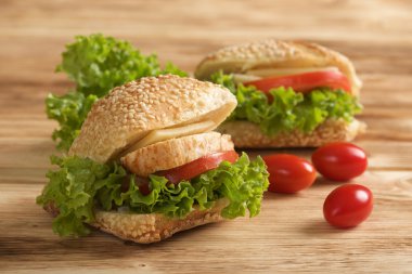 ahşap zemin üzerine tavuklu sandviç