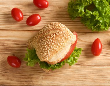 ahşap zemin üzerine tavuklu sandviç