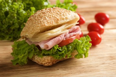 sandviç jambon ve peynir ahşap arka plan üzerinde