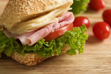 sandviç jambon ve peynir ahşap arka plan üzerinde