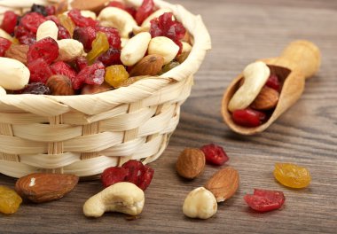 ahşap arka plan üzerinde fındık ile kuru meyve