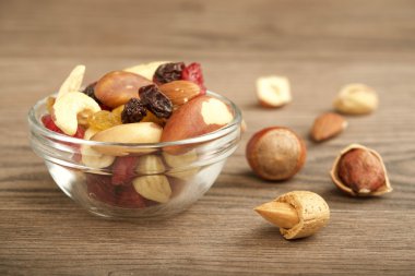 ahşap arka plan üzerinde fındık ile kuru meyve