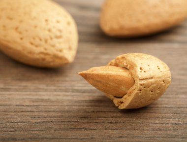 Ahşap zemin üzerindeki bademler