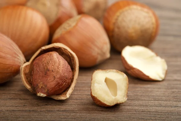 Avellanas sobre fondo de madera — Foto de Stock