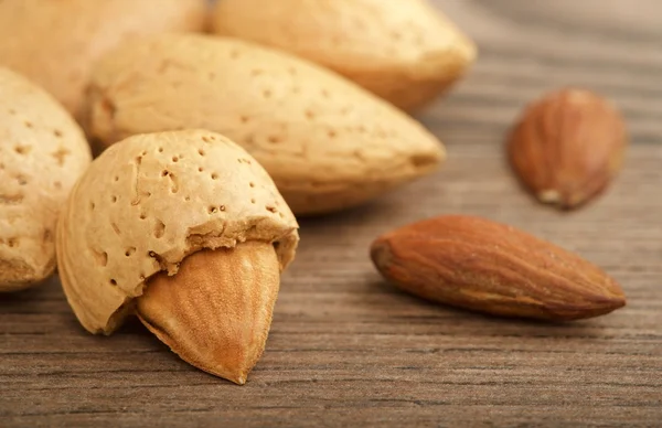 Almendras sobre fondo de madera — Foto de Stock