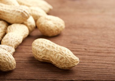 ahşap zemin üzerine fıstık