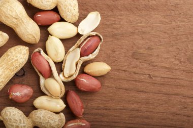 ahşap zemin üzerine fıstık