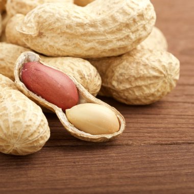 ahşap zemin üzerine fıstık