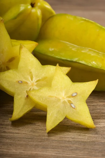 Carambola - ahşap arka plan üzerinde starfruit — Stok fotoğraf