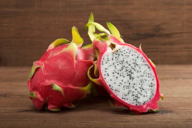 Tahta arka planda ejderha meyvesi