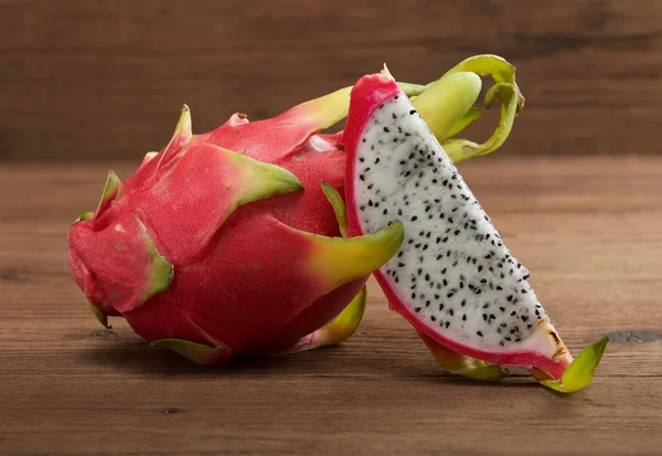 Dragão fruta no fundo de madeira — Fotografia de Stock