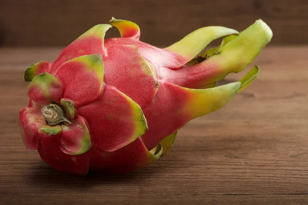 Dragão fruta no fundo de madeira — Fotografia de Stock