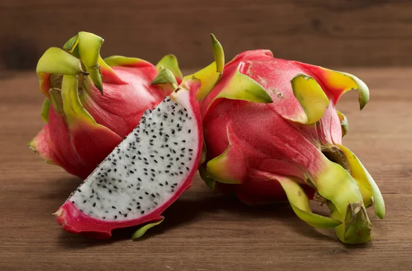 Dragão fruta no fundo de madeira — Fotografia de Stock