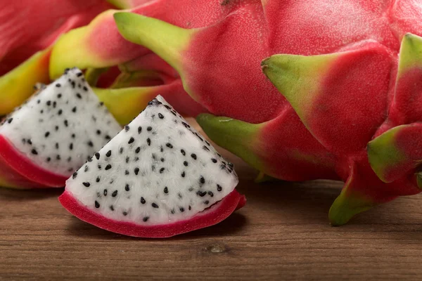 Dragão fruta no fundo de madeira — Fotografia de Stock