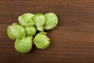 Brüksel lahanası ahşap arka plan üzerinde