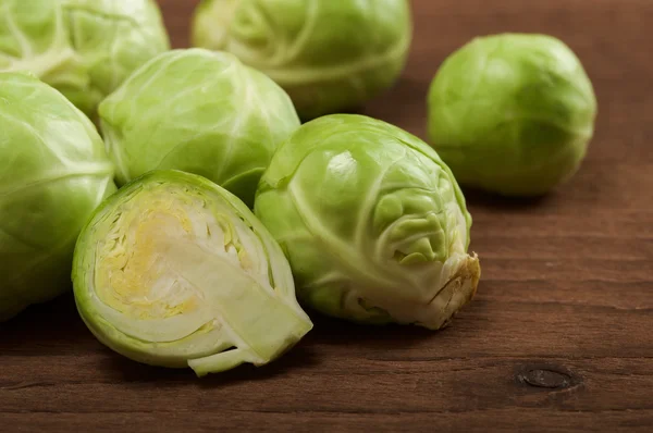 Brussel Sprout op houten achtergrond — Stockfoto