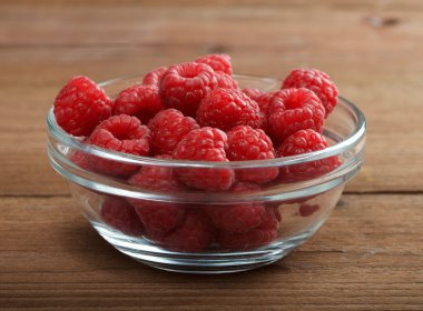 Ahududu ahşap zemin üzerinde kase