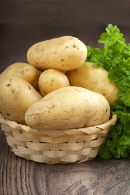 Tahta arka planda patatesler