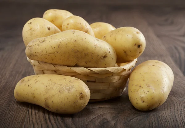 Potatis på en trä bakgrund — Stockfoto