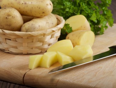 Tahta arka planda patatesler