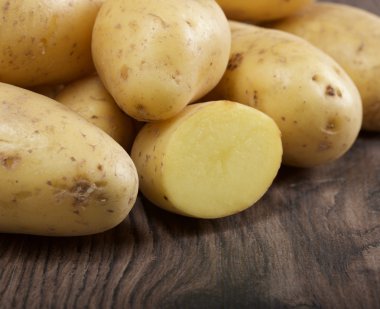 Tahta arka planda patatesler