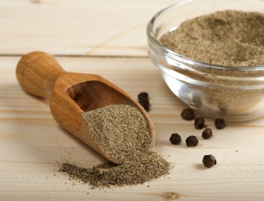 tahta kaşık üzerine karabiber toz