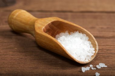 Tahta kaşıkta deniz tuzu