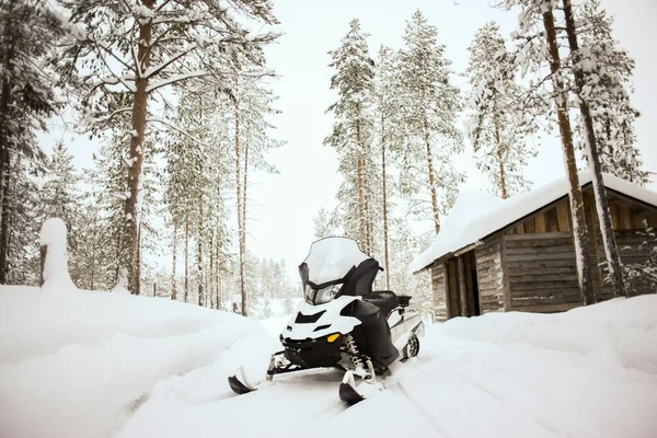 Snowmobile Alb Este Picioare Câmp Zăpadă Fundalul Unei Păduri Iarnă — Fotografie, imagine de stoc