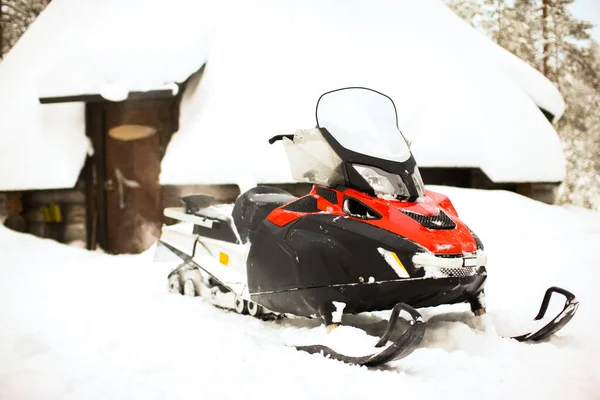 Roșu Snowmobile Este Picioare Zăpadă Fundalul Unei Cabane Jurnal Iarnă — Fotografie, imagine de stoc