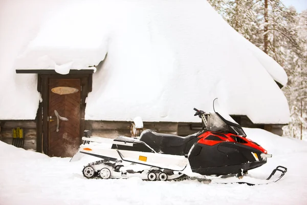 Roșu Snowmobile Este Picioare Zăpadă Fundalul Unei Cabane Jurnal Iarnă — Fotografie, imagine de stoc