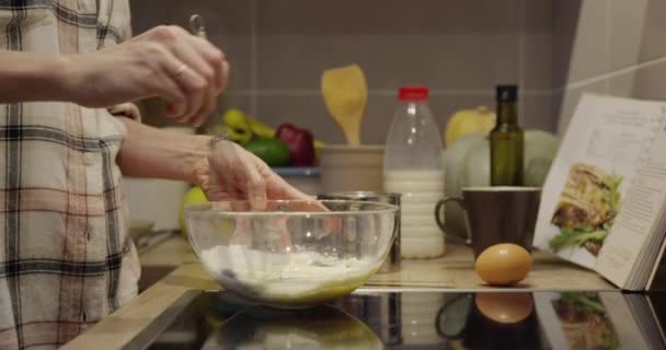 Les Mains Humaines Préparent Nourriture Mélangeant Pâte Avec Fouet Dans — Video