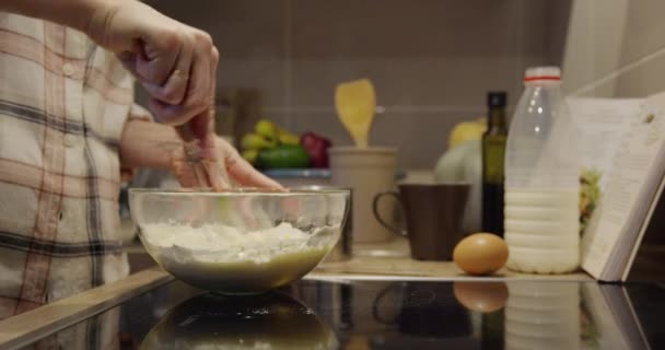 Emberi Kéz Ételt Készít Egy Recept Szerint Keveri Tésztát Egy — Stock videók