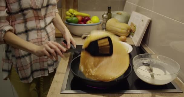 Des Mains Humaines Préparent Des Crêpes Retournent Une Crêpe Font — Video