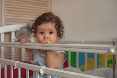 Beşikte duran küçük bir bebeğin portresi..