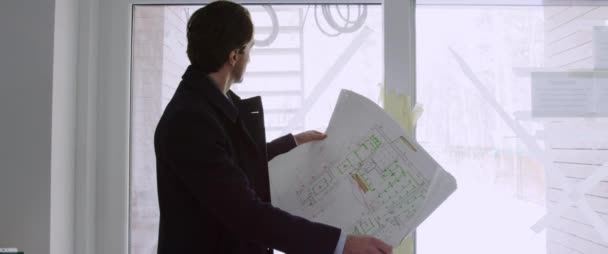 Architecte Tenant Plan Intérieur Observant Vérifiant Plan Construction Une Maison — Video