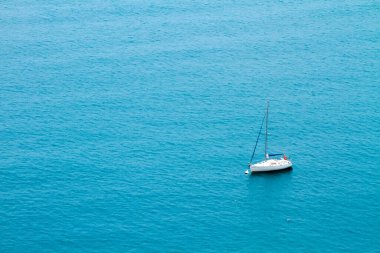 Sakin ve küçük yatı olan güzel minimalist bir deniz manzarası demirli..