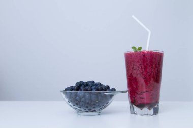 beyaz masada yaban mersini ve meyve suyu