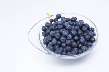 Beyaz masada bir kase belberry.