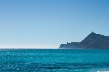 Denize, koya ve dağa bakan Akdeniz manzarası.