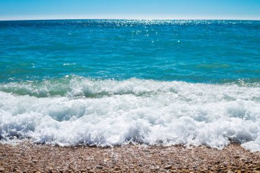 Akdeniz kıyıdan gelen dalgalar ve köpük deniz manzaralı..