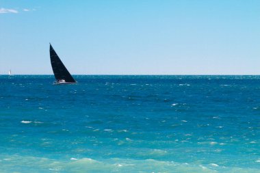 Gök mavisi Akdeniz 'de siyah yelkenli yarışı.
