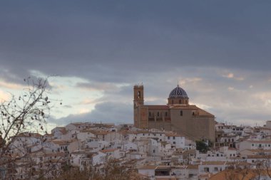 Mandalinalı bahçeden Altea kasabası kilisesi manzarası.