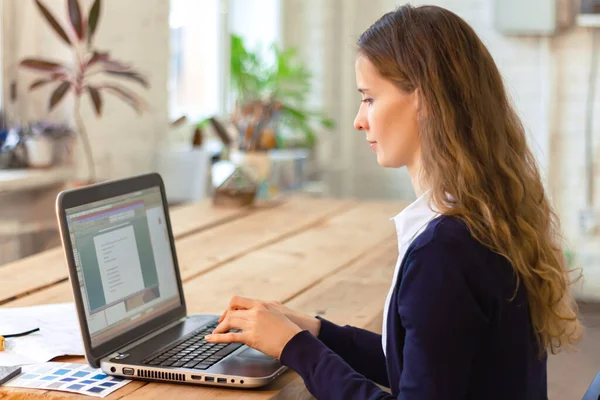 Gyönyörű Hosszú Hajú Gépel Egy Laptopon Beltérben Tetőtéri Irodában Távoli — Stock Fotó