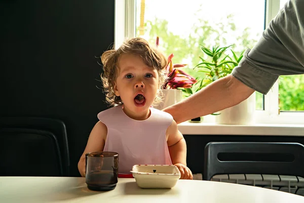 Bambino piccolo soffocato dal cibo che mangia in cucina al chiuso — Foto Stock