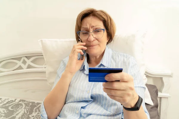 Старшая Сомнительная Женщина Разговаривает Мобильному Телефону Помещении Смотрит Косоглазием Банковскую — стоковое фото