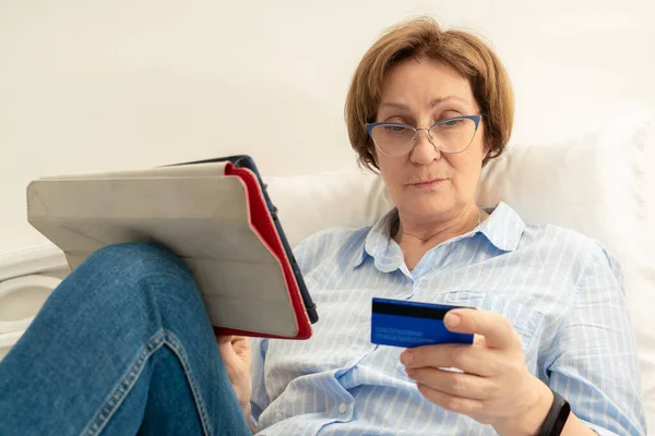 Portrait Senior Woman Eyeglasses Using Tablet Bank Card Online Payments — Stock Photo, Image
