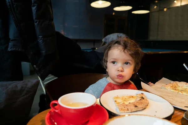 Портрет Маленького Мальчика Сидящего Столом Поедающего Пиццу Кафе Стоковая Картинка