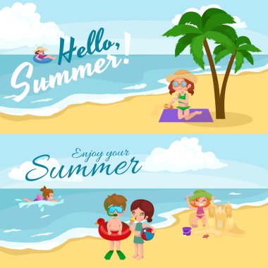 Yaz çocuk. Sahilde kumda oynayan çocuklar