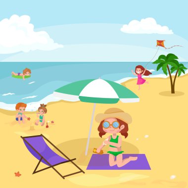 Yaz çocuk. Sahilde kumda oynayan çocuklar